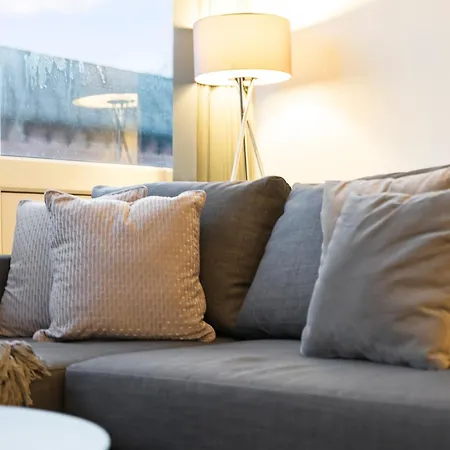 Leeds Elegant Flat In Prime Location - Sleeps 4 - Parking Apartment *