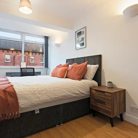 Leeds Elegant Flat In Prime Location - Sleeps 4 - Parking Apartment