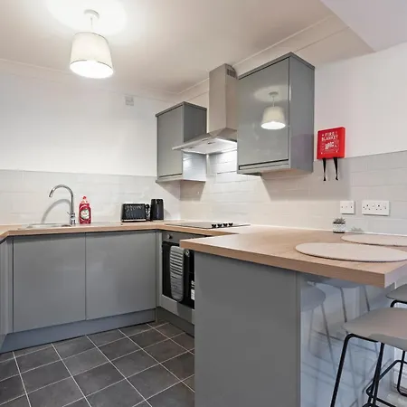 Leeds Elegant Flat In Prime Location - Sleeps 4 - Parking Apartment
