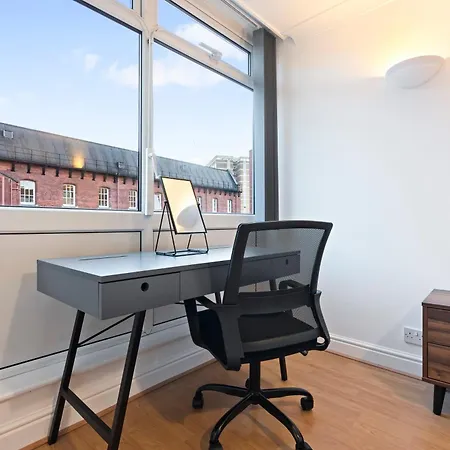 Leeds Elegant Flat In Prime Location - Sleeps 4 - Parking