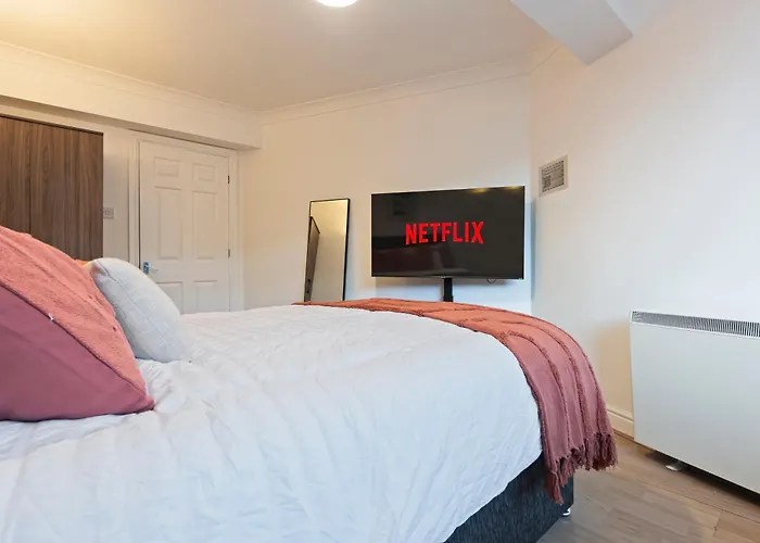 - Private Parking - Reliable Wifi - Sleeps Four *