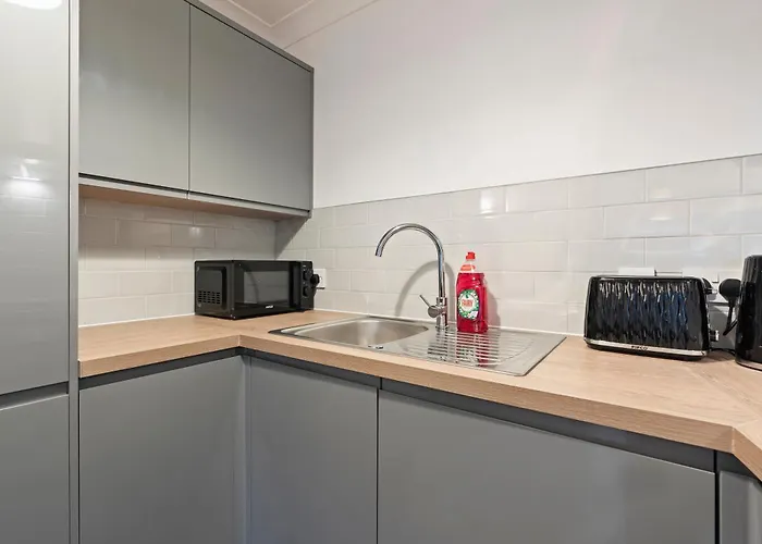 - Private Parking - Reliable Wifi - Sleeps Four